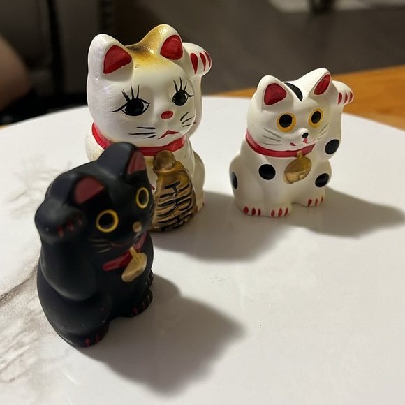 MANEKI NEKO BECKONING CATS Pottery Black & White, Set of 2 & 1 lg. Cat Trinkets - Picture 3 of 5